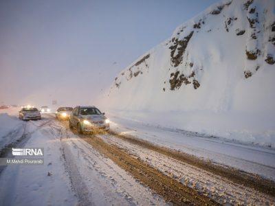 آغاز بارش برف در ارتفاعات و چالوس/مسافران سفر خود را به فردا موکول کنند