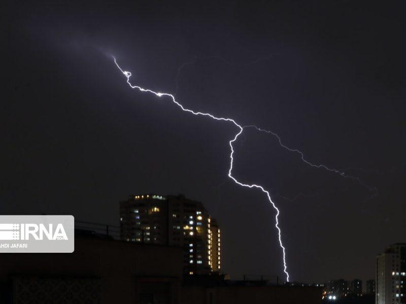 توده تندری در راه تهران؛ باران شدید می‌بارد