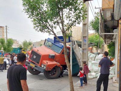 قنات آب دلیل فرو رفتن کامیون درون زمین در رباط کریم +فیلم