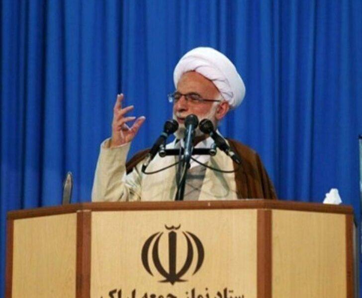 امام جمعه اراک: ارتش جمهوری اسلامی پاره تن ملت است 