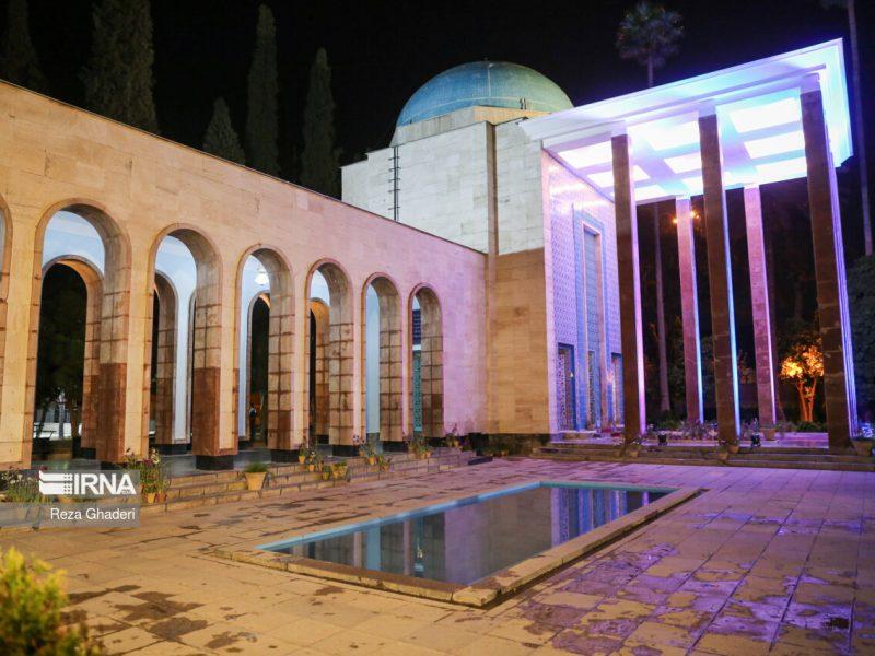 سعدی نگریستن به جزئیات را درک معنای زندگی می‌داند