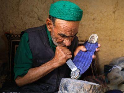نیم قرن تلاش برای احیای هنر گیوه‌دوزی در روستای «پیکان» اصفهان