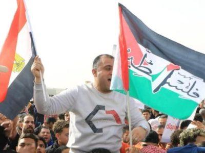 تظاهرات مردم مصر علیه آواره کردن فلسطینی‌ها از غزه همزمان با سفر ماکرون به قاهره