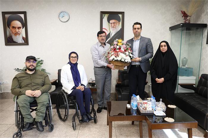 دیدار قهرمانان پارالمپیکی با کارگری