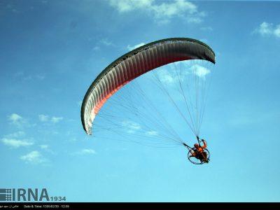 نمایش هوایی پاراموتور در صراخیه شادگان به یاد سردار دل‌ها