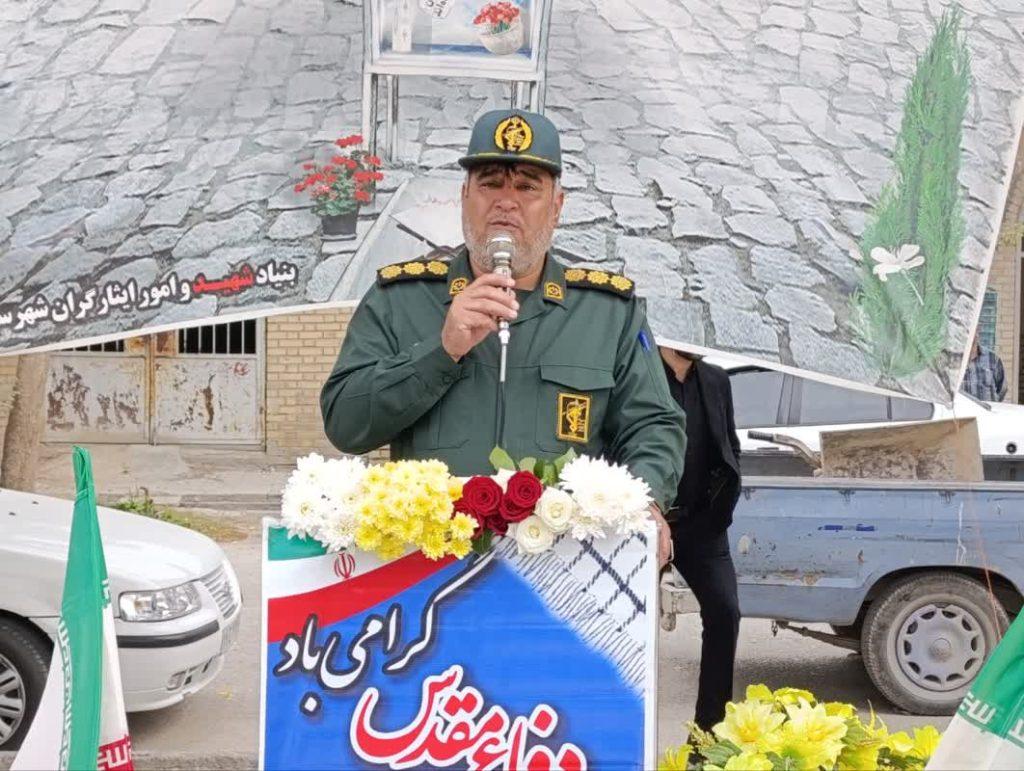 عطرافشانی گلزار شهدای شیروان به مناسبت هفته دفاع مقدس