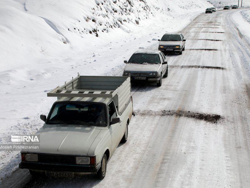 انسداد و ترافیک سنگین در برخی محورها/ از سفرهای غیرضروری در محورهای برفگیر خودداری کنید
