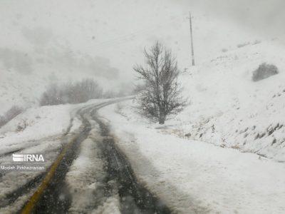 بازگشایی ۲ محور از سه مسیر برفگیر/ جاده دامغان- گلوگاه همچنان مسدود است