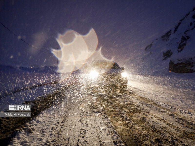 کولاک شبانه در گردنه های اسدآباد،گرین و مسیرهای همدان-سنندج و همدان-بیجار