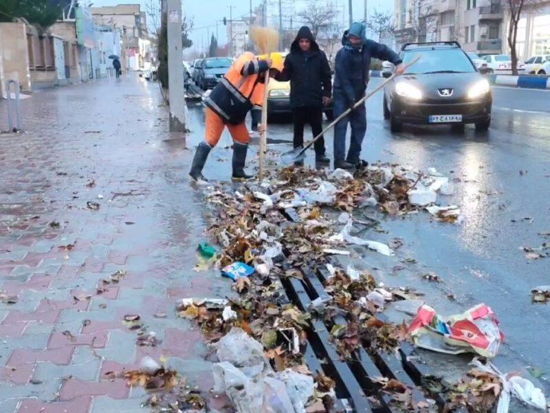 فیلم| وقتی «جوی آب» سطل زباله شد؛ مشقِ ایثار پاکبانان در باران