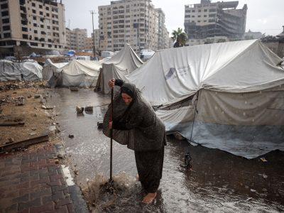 جان باختن ۲ زن و کودک به علت بارندگی و ویرانی زیرساختها در غزه