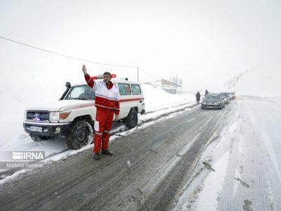 امدادرسانی هلال احمر اصفهان به ۱۳۱۹ خودرو گرفتار در برف و کولاک