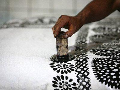 اسکو؛ جایی که هر روسری، داستانی از موم و رنگ دارد