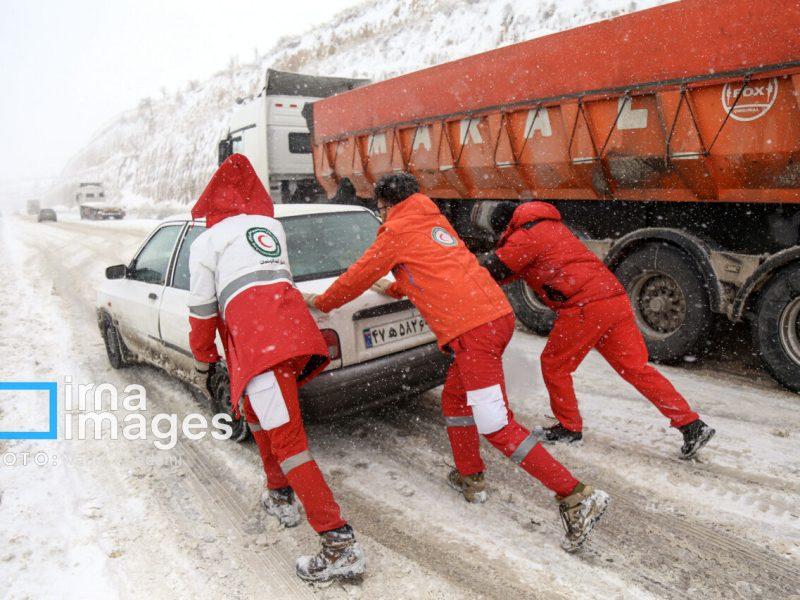 فیلم| امدادرسانی به خودروهای گرفتار در برف و کولاک تاراز اندیکا