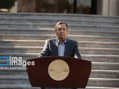 همتی: هدفم یکپارچه سازی بازار ارز است/لزوم تقویت ذخایر ارزی