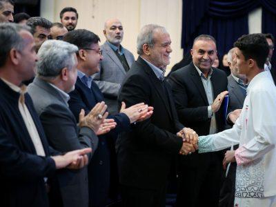 دانشآموز قهرمان جهان مدال خود را به رییسجمهور اهدا کرد