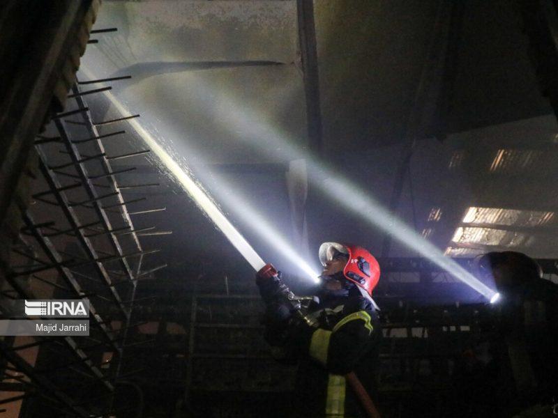 فیلم| نبرد شبانه با آتش در شرکت کاله آمل