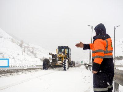 استقرار راهداران در محورهای برفگیر برای جلوگیری از انسداد مسیرها