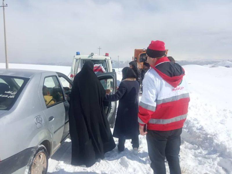 نجاتگران زنجان به ۱۲۶ هم‌وطن گرفتار در برف و کولاک امدادرسانی کردند