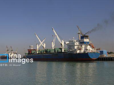شناور حامل بیشاز ۶۹ هزار تن گندم در بندر شهید رجایی پهلو گرفت