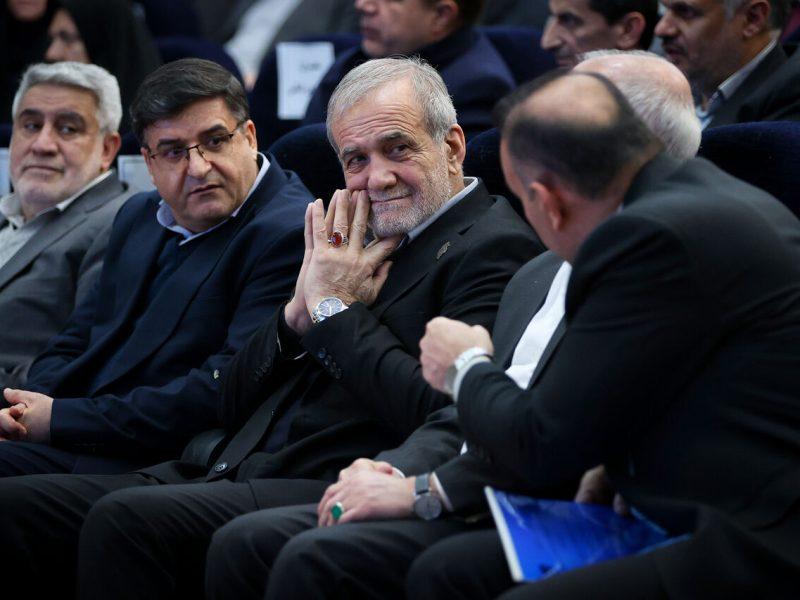 نخستین روز سفر رییسجمهور در چهارمحال و بختیاری/از اهدای مدال تا گفتوگوی صریح با پزشکیان