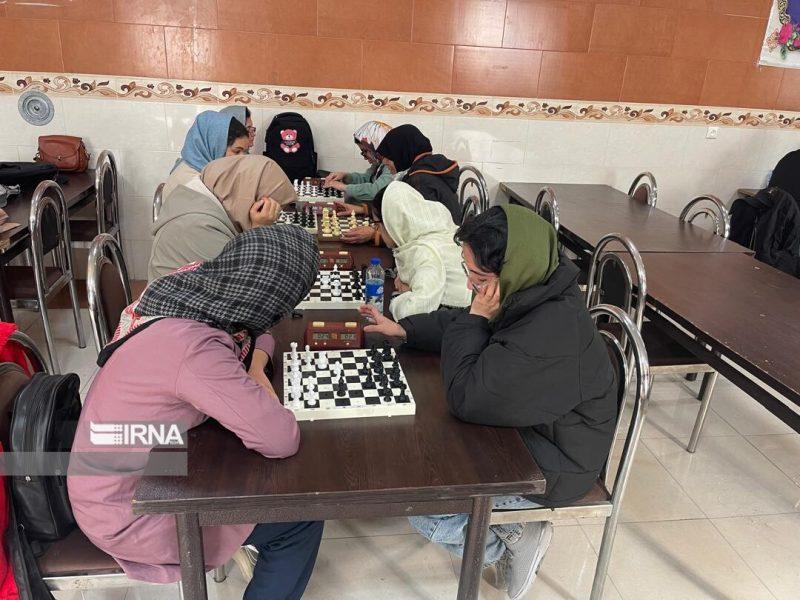 نبرد ذهن‌ها در سکوت دیدن؛ شطرنج‌بازان نابینای فارس راهی قهرمانی کشور