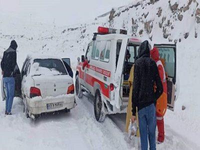 امدادگران هلال احمر اردبیل به مسافران در راه مانده کمک کردند