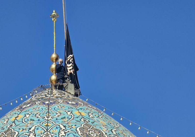 تعویض پرچم و سیاهپوشی حرم شاهچراغ(ع) در آستانه سالروز شهادت