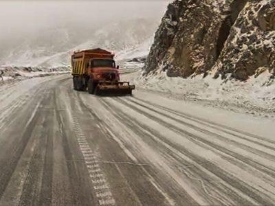 بارش پراکنده برف در سمنان؛ همه محورهای استان باز است + فیلم