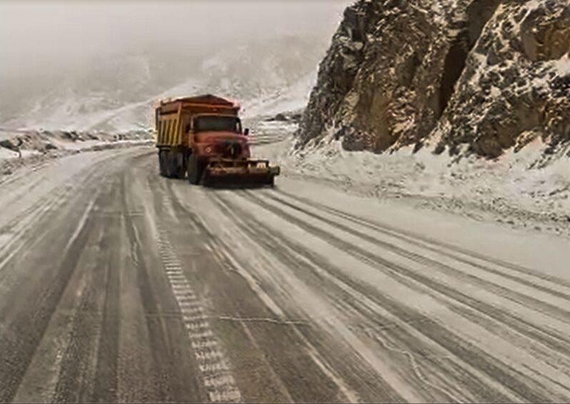 بارش پراکنده برف در سمنان؛ همه محورهای استان باز است + فیلم