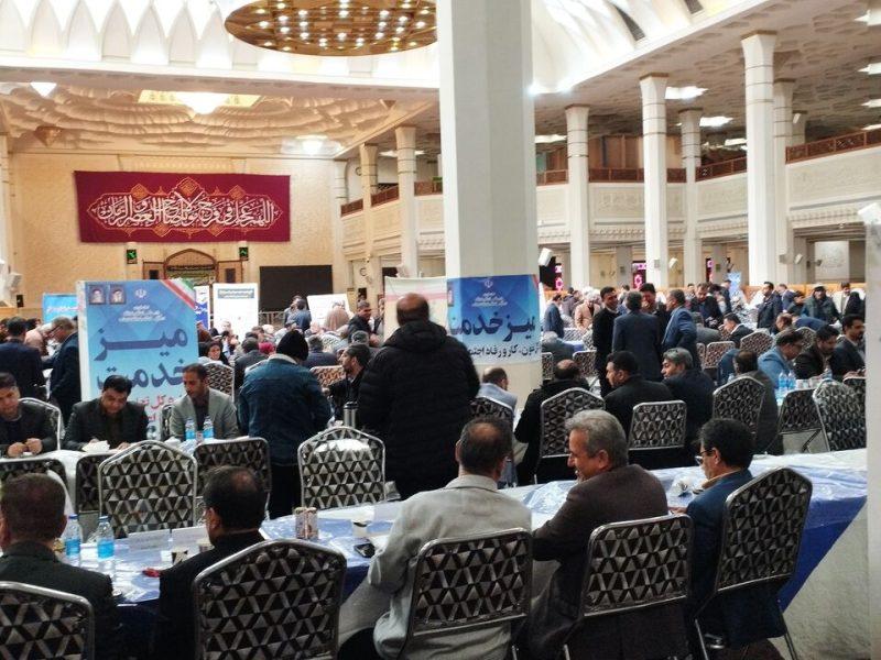 میز خدمت مسئولان فارس در حرم شاهچراغ(ع)؛ پاسخگویی مستقیم به شهروندان در آستانه دهه فجر