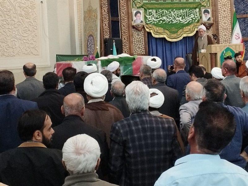 پیکر مطهر شهید مدافع امنیت بر دوش نمازگزاران در شیراز تشییع شد