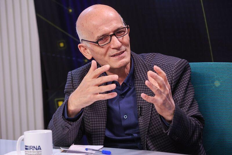 فراستخواه: به اینجا رسیدیم، چون سیستم ناشنوایی و کوررنگی داشت