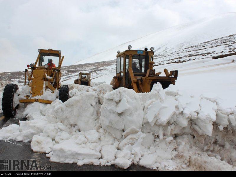 بارش برف سنگین ۴۷ راه روستایی زنجان را بست
