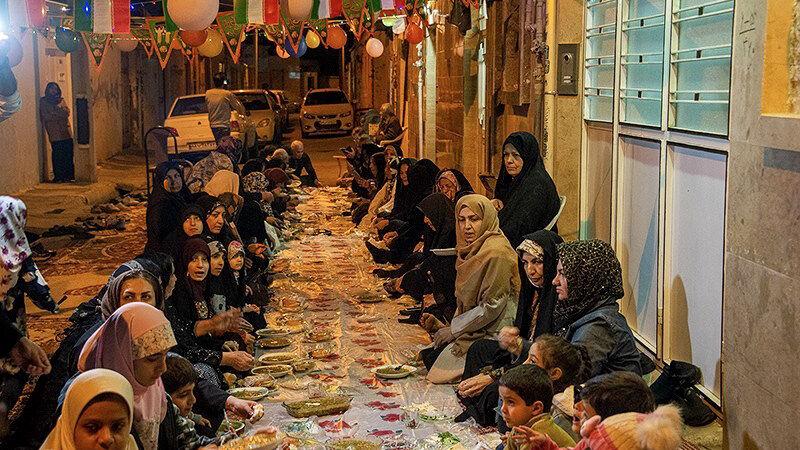 فیلم | مهربانی همسایه‌ها در شیراز؛ سفره افطاری در دل کوچه