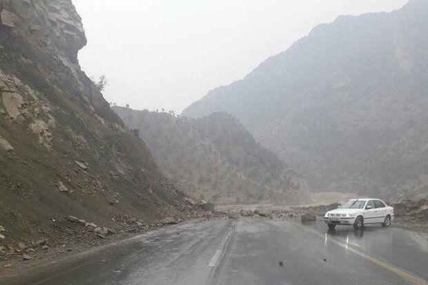 جاده بندرعباس – بندرخمیر به دلیل ریزش کوه مسدود شد