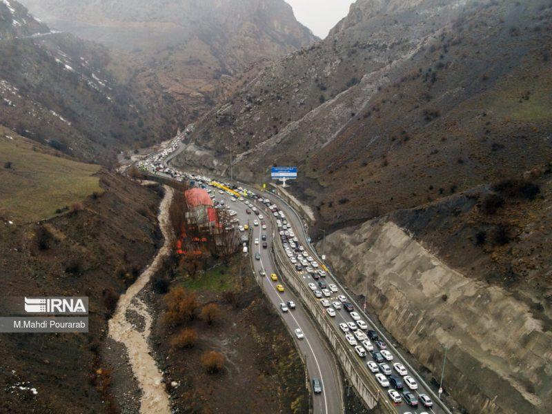 ترافیک در برخی مقاطع محور چالوس سنگین است/ بارش باران در راه‌های ۱۴ استان