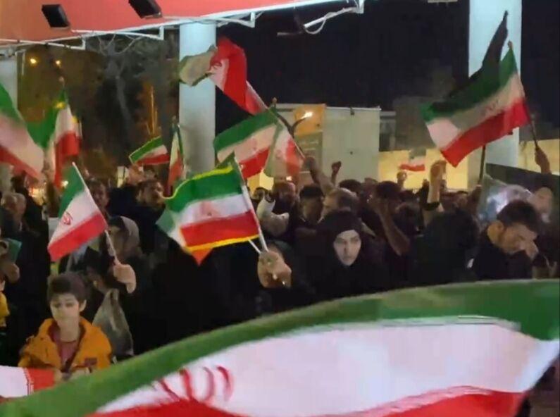 اشک و غیرت در میدان امام حسین(ع)؛ شیراز برای رهبر شهید خود خروشید + فیلم