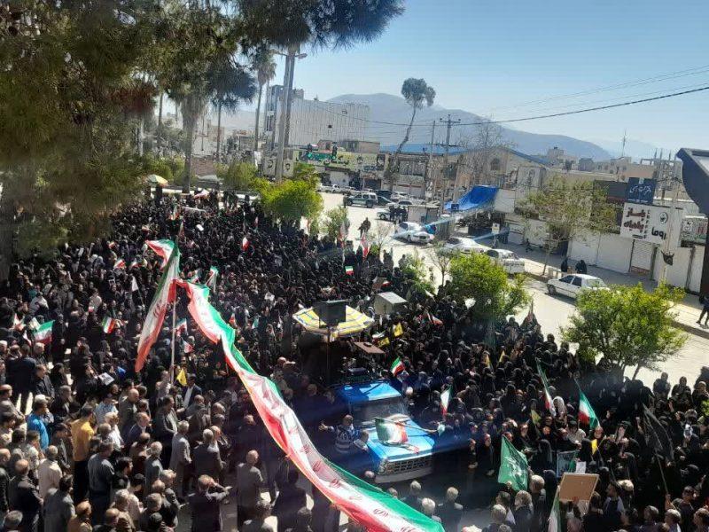 حماسه حضور مردم ممسنی در تشییع پیکر شهید علی انصاری