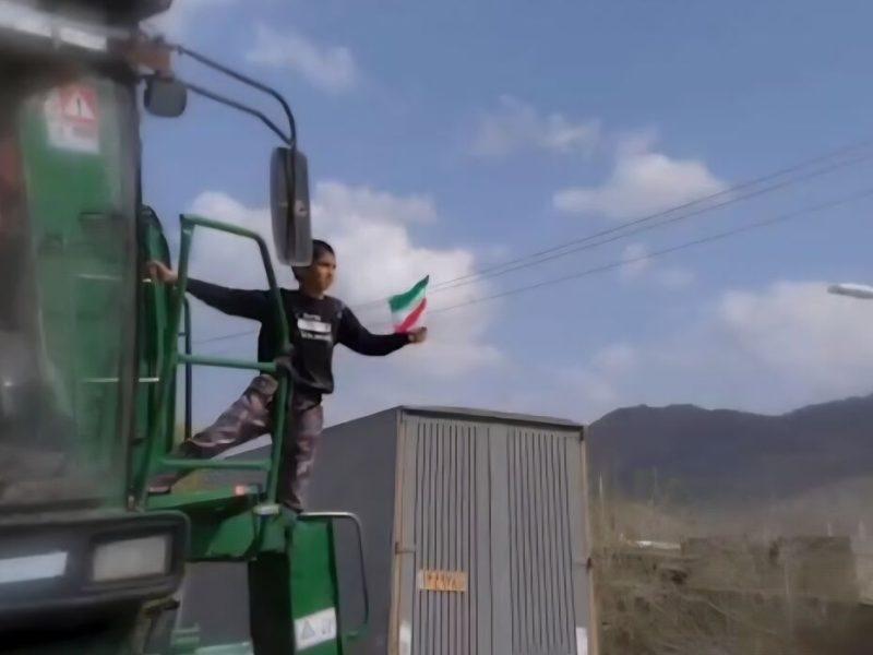 فیلم| رژه باشکوه کمباین‌داران در خرامه؛ تجدید بیعت کشاورزان با آرمان‌های انقلاب