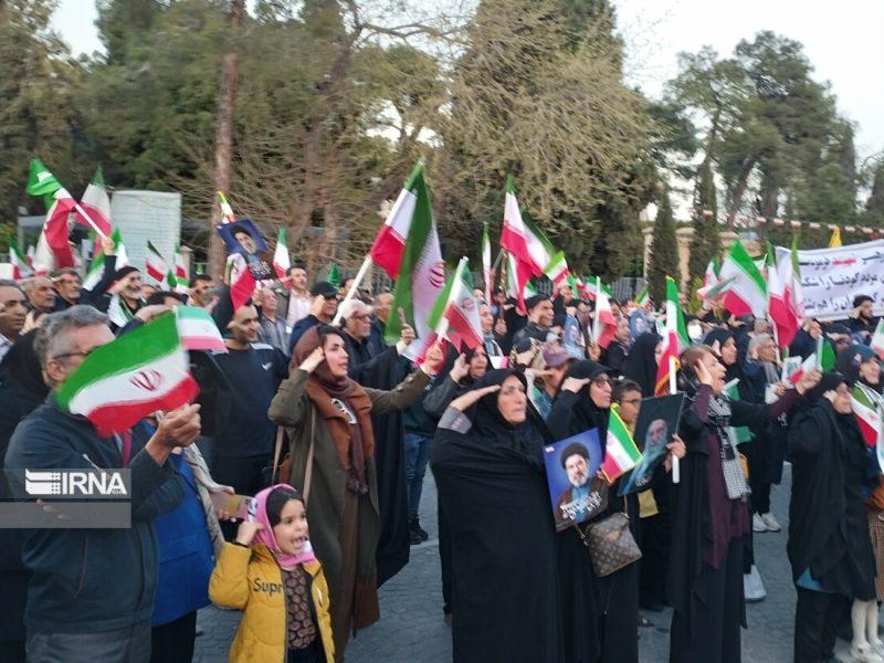 فیلم | آرزوی پیروزی مردم شیراز برای ایران در لحظه تحویل سال نو