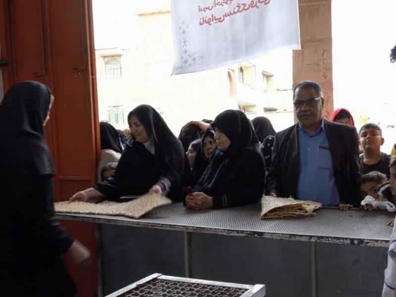 فیلم| توزیع پنج روز نان سنگک صلواتی در محله مهدیآباد شیراز