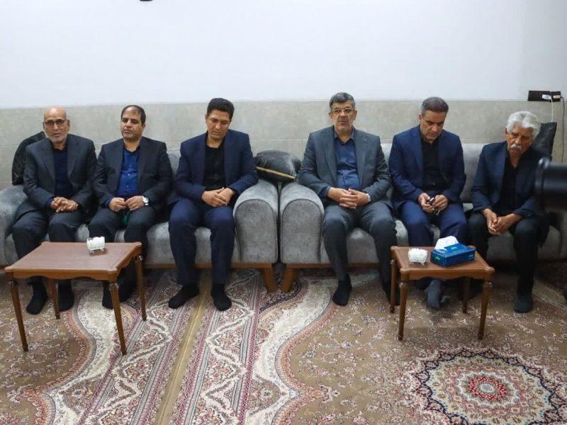 استاندار یزد با خانواده دانش‌آموز شهیده تیارا صادقی دیدار کرد