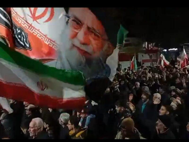 فیلم| چتر حمایت مردم از نیروهای مسلح در خیابان‌های خمین