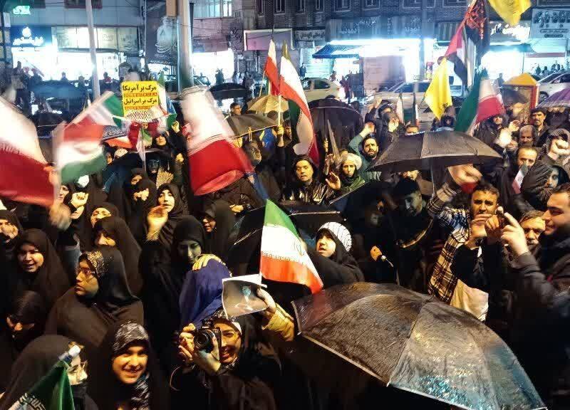 تجمع تهرانی‌ها زیر باران در شب‌های همبستگی + فیلم