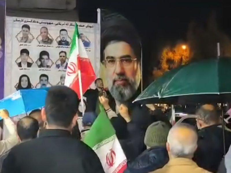 فیلم | بیست و ششمین شب حماسه‌سازی مردم لار، زیر بارش شدید باران