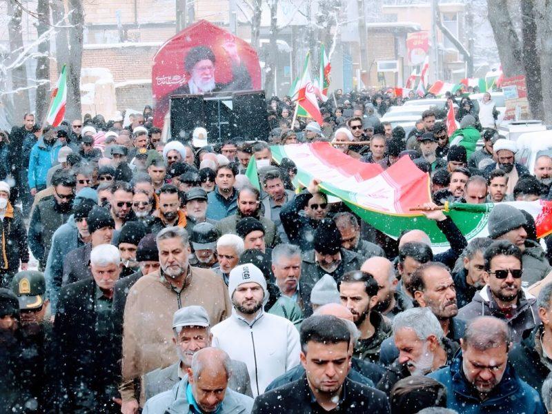 مراسم تشییع و خاک‌سپاری شهیده مبینا سپیانی در فریدونشهر برگزار شد