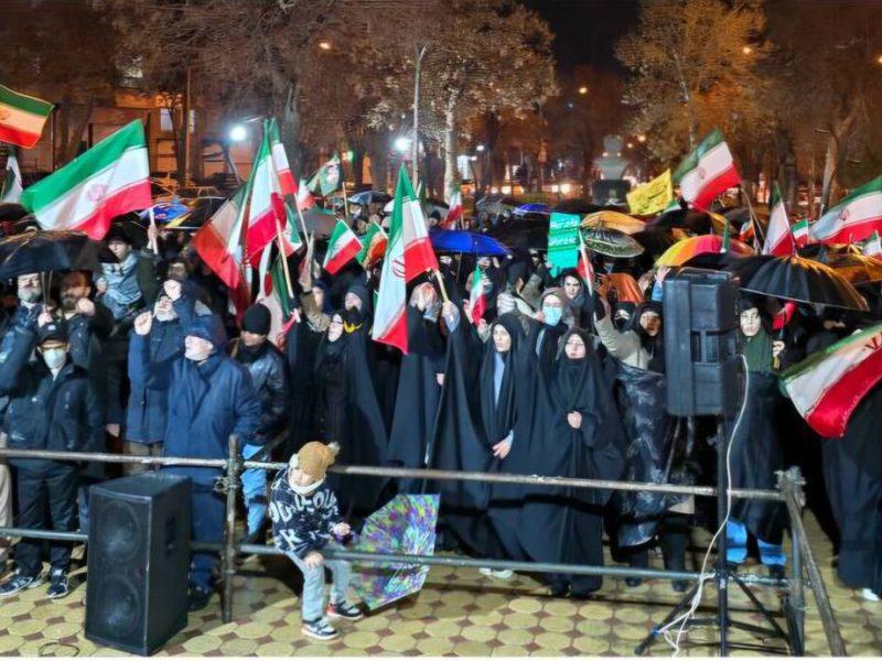 تجمع پرشور شبانه مردم بیجار در حمایت از ایران و نیروهای مسلح