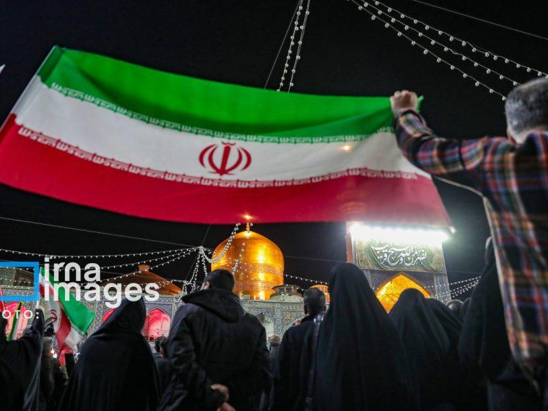 گزارش تصویری| اهتزاز پرچم و تجدید بیعت با نظام جمهوری اسلامی ایران در حرم مطهر رضوی