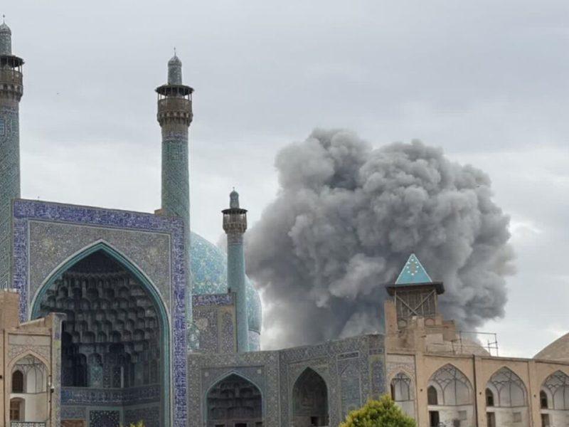 بمباران اصفهان، انحراف ستون زیر گنبدخانه مسجد جامع عباسی را تشدید کرد